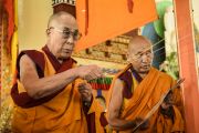 Его Святейшество Далай-лама проводит ритуалы освящения и подготовки пространства для посвящения Калачакры. Лех, Ладак, штат Джамму и Кашмир, Индия. 5 июля 2014 г. Фото: Манэль Бауэр.