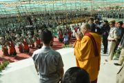 Его Святейшество Далай-лама приветствует стотысячную толпу людей, собравшихся на празднование его 79-летия во время учений Калачакры. Лех, Ладак, штат Джамму и Кашмир, Индия. 6 июля 2014 г. Фото: Мануэль Бауэр.