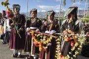 Утром четвертого дня учений Калачакры ладакские женщины стоят вдоль дороги к месту проведения учений, чтобы приветствовать Его Святейшество Далай-ламу. Лех, Ладак, штат Джамму и Кашмир, Индия. 6 июля 2014 г. Фото: Мануэль Бауэр.