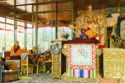 Его Святейшество Далай-лама дарует предварительные учения перед посвящением Калачакры. Лех, Ладак, штат Джамму и Кашмир, Индия. 6 июля 2014 г. Фото: Мануэль Бауэр.