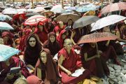 Многие участники учений Его Святейшества Далай-ламы прячутся под зонтиками от палящих лучей солнца. Лех, Ладак, штат Джамму и Кашмир, Индия. 6 июля 2014 г. Фото: Мануэль Бауэр.