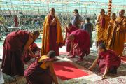 Его Святейшество Далай-лама перед началом второго дня предварительных учений для посвящения Калачакры. Лех, Ладак, штат Джамму и Кашмир, Индия. 7 июля 2014 г. Фото: Мануэль Бауэр.