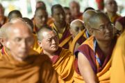 Старшие монахи слушают предварительные учения Его Святейшества Далай-лама для посвящения Калачакры. Лех, Ладак, штат Джамму и Кашмир, Индия. 7 июля 2014 г. Фото: Мануэль Бауэр.