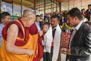 Его Святейшество Далай-лама покидает место проведения учений по окончании пятого дня 33-х учений Калачакры. Лех, Ладак, штат Джамму и Кашмир, Индия. 7 июля 2014 г. Фото: Мануэль Бауэр.