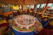 Утром перед началом последней сессии предварительных учений монахи монастыря Намгьял продолжили работу над возведением мандалы Калачакры. Лех, Ладак, штат Джамму и Кашмир, Индия. 8 июля 2014 г. Фото: Манэуль Бауэр.