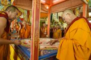 Его Святейшество Далай-лама руководит процессом расставления ритуальных предметов вокруг мандалы Калачакры. Лех, Ладак, штат Джамму и Кашмир, Индия. 8 июля 2014 г. Фото: Манэуль Бауэр.