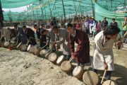 Местные музыканты встречают Его Святейшество Далай-ламу звуками барабанов. Лех, Ладак, штат Джамму и Кашмир, Индия. 8 июля 2014 г. Фото: Манэуль Бауэр.
