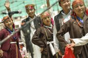 Ладакцы исполняют национальный танец во время ритуала подношения танца в седьмой день 33-х учений Калачакры. Лех, Ладак, штат Джамму и Кашмир, Индия. 9 июля 2014 г. Фото: Мануэль Бауэр.