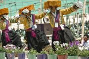 Тибетцы исполняют национальный танец во время ритуала подношения танца в седьмой день 33-х учений Калачакры. Лех, Ладак, штат Джамму и Кашмир, Индия. 9 июля 2014 г. Фото: Мануэль Бауэр.