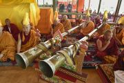 Монахи монастыря Намгьял играют на трубах во время проведения ритуалов утром седьмого дня 33-х учений Калачакры. Лех, Ладак, штат Джамму и Кашмир, Индия. 9 июля 2014 г. Фото: Мануэль Бауэр.