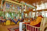 Его Святейшество Далай-лама, монахи монастыря Намгьял, ламы из Ладака и других регионов читают ритуальные молитвы утром седьмого дня 33-х учений Калачакры. Лех, Ладак, штат Джамму и Кашмир, Индия. 9 июля 2014 г. Фото: Мануэль Бауэр.