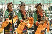 Тибетские женщины исполняют танец во время ритуала подношения танца в седьмой день 33-х учений Калачакры. Лех, Ладак, штат Джамму и Кашмир, Индия. 9 июля 2014 г. Фото: Мануэль Бауэр.