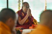 Его Святейшество Далай-лама проводит ритуалы утром седьмого дня 33-х учений Калачакры. Лех, Ладак, штат Джамму и Кашмир, Индия. 9 июля 2014 г. Фото: Мануэль Бауэр.