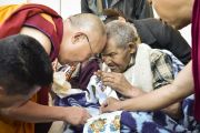 Его Святейшество Далай-лама с пожилым тибетцем в инвалидной коляске перед началом восьмого дня учений Калачакры. Лех, Ладак, штат Джамму и Кашмир, Индия. 10 июля 2014 г. Фото: Мануэль Бауэр.