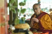 Его Святейшество Далай-лама выполняет подготовительные ритуалы в восьмой день учений Калачакры. Лех, Ладак, штат Джамму и Кашмир, Индия. 10 июля 2014 г. Фото: Мануэль Бауэр.