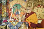 Его Святейшество Далай-лама обращается к слушателям во время подготовки к 33-му посвящению Калачакры. Лех, Ладак, штат Джамму и Кашмир, Индия. 10 июля 2014 г. Фото: Мануэль Бауэр.