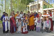 Его Святейшество Далай-лама позирует для одной из групповых фотографий с западными учениками. Лех, Ладак, штат Джамму и Кашмир, Индия. 10 июля 2014 г. Фото: Тензин Чойджор (офис ЕСДЛ).