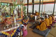 Его Святейшество Далай-лама выполняет подготовительные ритуалы в восьмой день учений Калачакры. Лех, Ладак, штат Джамму и Кашмир, Индия. 10 июля 2014 г. Фото: Мануэль Бауэр.