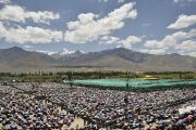 Вид на площадку, где Его Святейшество Далай-лама дарует 33-и учения и посвящение Калачакры. Лех, Ладак, штат Джамму и Кашмир, Индия. 10 июля 2014 г. Фото: Мануэль Бауэр.