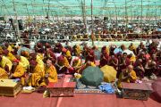 Участники учений с ритуальными повязками на головах слушают наставления Его Святейшества Далай-ламы о вхождении в мандалу Калачакры. Лех, Ладак, штат Джамму и Кашмир, Индия. 11 июля 2014 г. Фото: Мануэль Бауэр.