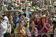 Участники посвящения прощаются с Его Святейшеством Далай-ламой по окончании девятого дня учений Калачакры. Лех, Ладак, штат Джамму и Кашмир, Индия. 11 июля 2014 г. Фото: Мануэль Бауэр.