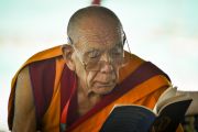Ганден Трипа Ризонг Ринпоче слушает наставления Его Святейшества Далай-лама о вхождении в мандалу Калачакры. Лех, Ладак, штат Джамму и Кашмир, Индия. 11 июля 2014 г. Фото: Мануэль Бауэр.