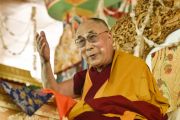 Его Святейшество Далай-лама обращается к участникам учений Калачакры в девятый день учений. Лех, Ладак, штат Джамму и Кашмир, Индия. 11 июля 2014 г. Фото: Мануэль Бауэр.
