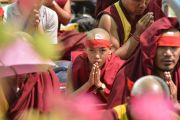 Молодой монах с ритуальной повязкой на голове слушает наставления Его Святейшества Далай-ламы о вхождении в мандалу Калачакры. Лех, Ладак, штат Джамму и Кашмир, Индия. 11 июля 2014 г. Фото: Мануэль Бауэр.