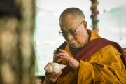 Его Святейшество Далай-лама читает молитвы в девятый день учений Калачакры. Лех, Ладак, штат Джамму и Кашмир, Индия. 11 июля 2014 г. Фото: Мануэль Бауэр.