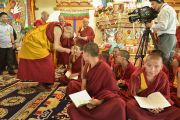 Его Святейшество Далай-лама здоровается с молодыми монахами утром девятого дня учений Калачакры. Лех, Ладак, штат Джамму и Кашмир, Индия. 11 июля 2014 г. Фото: Мануэль Бауэр.