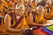 Монахи слушают наставления Его Святейшества Далай-ламы о вхождении в мандалу Калачакры. Лех, Ладак, штат Джамму и Кашмир, Индия. 11 июля 2014 г. Фото: Мануэль Бауэр.