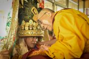 Оракул Нечунга и Его Святейшество Далай-лама во время церемонии подношения пуджи долгой жизни в заключительный день 33-го учения Калачакры. Лех, Ладак, штат Джамму и Кашмир, Индия. 13 июля 2014 г. Фото: Мануэль Бауэр.