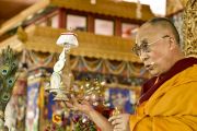 Его Святейшество Далай-лама дарует посвящение долгой жизни в заключительный день 33-го учения Калачакры. Лех, Ладак, штат Джамму и Кашмир, Индия. 13 июля 2014 г. Фото: Мануэль Бауэр.