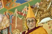 Его Святейшество Далай-лама во время церемонии подношения пуджи долгой жизни в заключительный день 33-го учения Калачакры. Лех, Ладак, штат Джамму и Кашмир, Индия. 13 июля 2014 г. Фото: Мануэль Бауэр.
