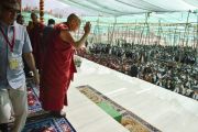 Его Святейшество Далай-лама приветствует сотрудников и волонтеров, работавших на 33-м учении Калачакры. Лех, Ладак, штат Джамму и Кашмир, Индия. 15 июля 2014 г. Фото: Мануэль Бауэр.