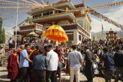 Его Святейшество Далай-лама приветствует своих последователей и почитателей в монастыре Рудок в Чогламсаре неподалеку от Леха. Ладак, штат Джамму и Кашмир, Индия. 15 июля 2014 г. Фото: Мануэль Бауэр.