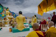 Его Святейшество Далай-лама освящает статуи Будды и его пяти учеников во время посещения Центрального института буддологии в Чогламсаре неподалеку от Леха. Ладак, штат Джамму и Кашмир, Индия. 16 июля 2014 г. Фото: Тензин Чойджор (офис ЕСДЛ).