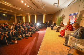 В Гамбурге Далай-лама провел публичные беседы о светской этике и дал несколько интервью