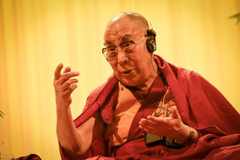 В Гамбурге Далай-лама провел публичные беседы о светской этике и дал несколько интервью