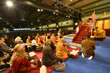 В завершение визита в Гамбург Далай-лама даровал посвящение Авалокитешвары и встретился с тибетцами и членами немецкой группы поддержки Тибета