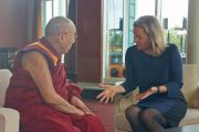 Беттина Хансен с немецкого телеканала ZDF берет интервью у Его Святейшества Далай-ламы. Гамбург, Германия. 23 августа 2014 г. Фото: Дежерми Рассел (офис ЕСДЛ)