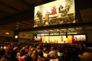 Вид на сцену гамбургского конгресс-холла, в котором на лекцию Его Святейшества Далай-ламы собрались более 7 тысяч человек. Гамбург, Германия. 23 августа 2014 г. Фото: Мануэль Бауэр