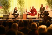 Его Святейшество Далай-лама отвечает на вопросы из зала во время послеполуденной лекции. Гамбург, Германия. 23 августа 2014 г. Фото: Мануэль Бауэр