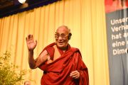 Его Святейшество Далай-лама прощается со слушателями после лекции. Гамбург, Германия. 23 августа 2014 г. Фото: Мануэль Бауэр