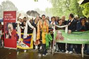 Несмотря на проливной дождь возле гостиницы, в которой остановился Его Святейшество Далай-лама, собрались его сторонники, чтобы приветствовать своего лидера. Гамбург, Германия. 23 августа 2014 г. Фото: Мануэль Бауэр