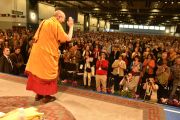 Его Святейшество Далай-лама приветствует слушателей в начале первого дня учений. Гамбург, Германия. 24 августа 2014 г. Фото: Мануэль Бауэр.