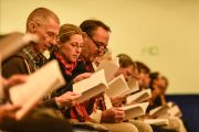 Люди, собравшиеся с зале, читают молитвы в начале первого дня учений Его Святейшества Далай-ламы. Гамбург, Германия. 24 августа 2014 г. Фото: Мануэль Бауэр.