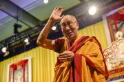 Его Святейшество Далай-лама прощается с аудиторией в конце первого дня учений. Гамбург, Германия. 24 августа 2014 г. Фото: Мануэль Бауэр.