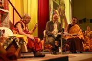 Его Святейшество Далай-лама и два переводчика на немецкий во время второй сессии первого дня учений. Гамбург, Германия. 24 августа 2014 г. Фото: Мануэль Бауэр.