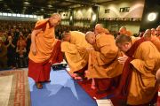 Его Святейшество Далай-лама поднимается на сцену в начале второго дня учений. Гамбург, Германия. 25 августа 2014 г. Фото: Мануэль Бауэр.
